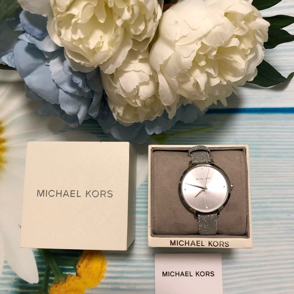 Michael Kors Accessories - Michael Kors Watch🌸